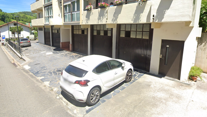 Bidegain etxearen aurrealdeko zorua berrituko dute