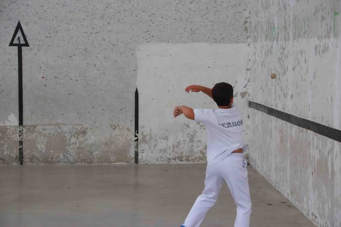 Zuriz jantzi zen Berrobiko f 15 1567409254379