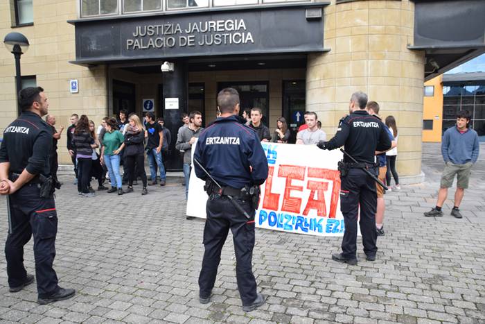 Ezpalako hiru gazteen aldeko elkarretaratzea 6 1475324105657