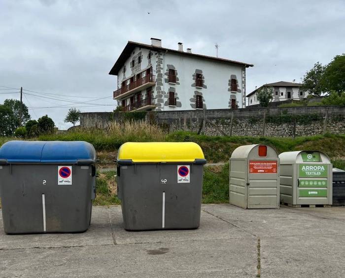 Edukiontziak atera dituzte Herriguneko ekarpen gunetik