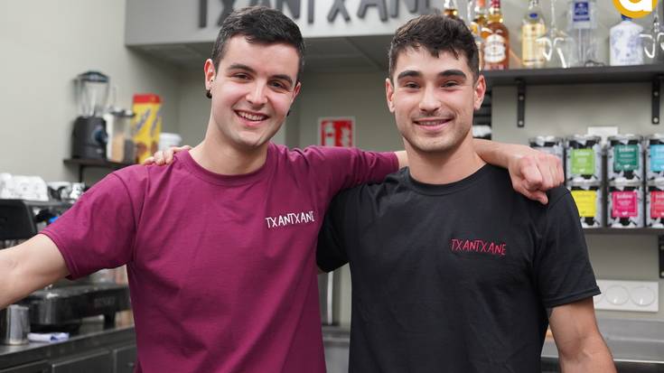 Herriko bi anai gaztek zabaldu dute Txantxaneko denda-taberna