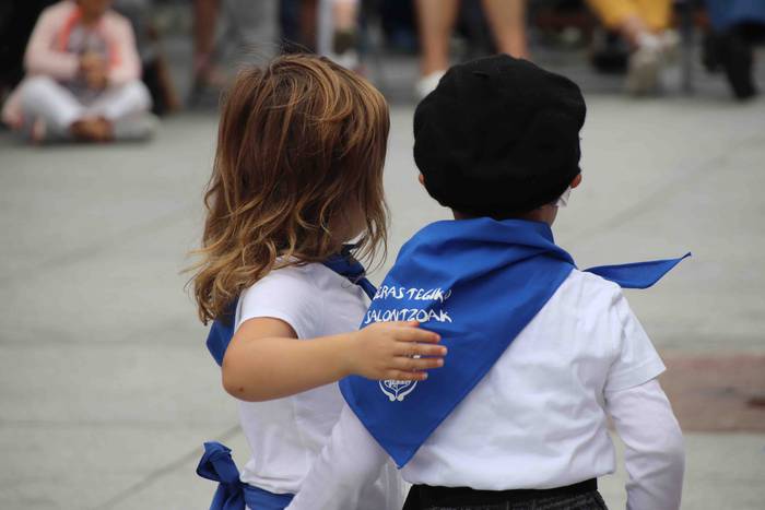 Dantzak, txistuak eta trikit 38 1565549090580