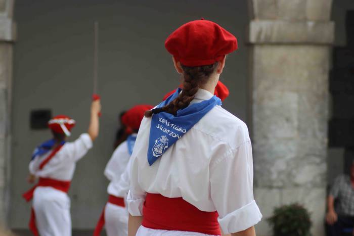 Dantza sokara batu dira emak 11 1660153168377