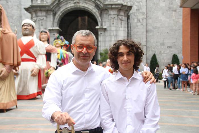 Santuek eta dantzariek poztu 2 1498312181861