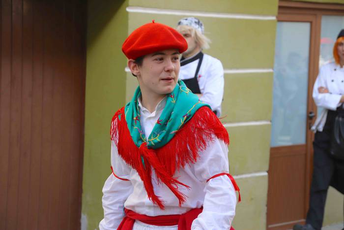 Dantzatzen duen herria 19 1581859440222