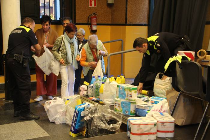 Valentziara bidaltzeko materiala biltzen ari dira eskualdeko hainbat herritan