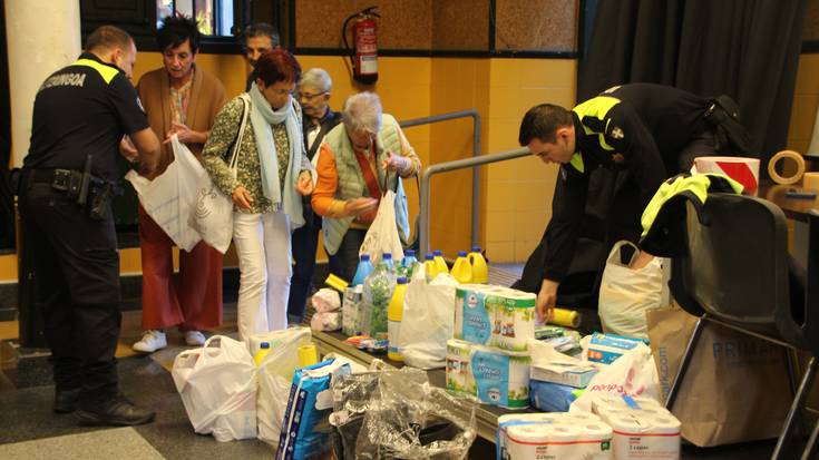 Valentziara bidaltzeko materiala biltzen ari dira eskualdeko hainbat herritan