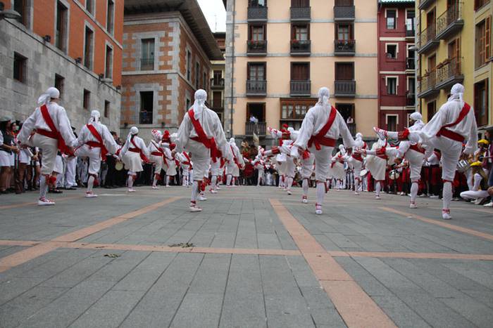 Santuek eta dantzariek poztu 122 1498312866271