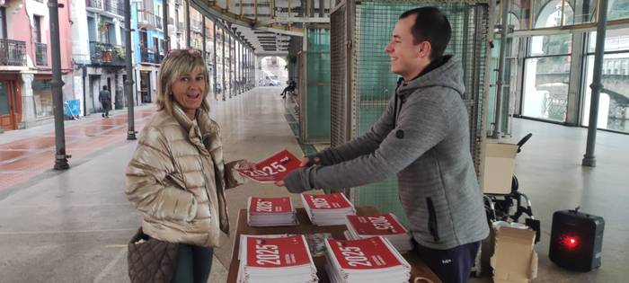 Gaur hasi dira Mugi Tolosako 2025eko egutegiak banatzen