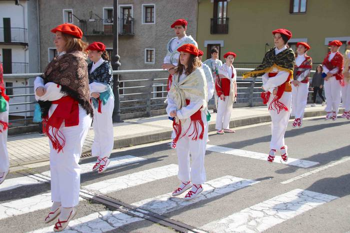 Dantzatzen duen herria 36 1581859456445