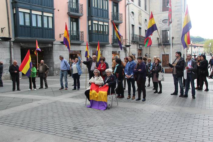 Errepublikar bandera Tolosako udaletxean 13 1460805627830