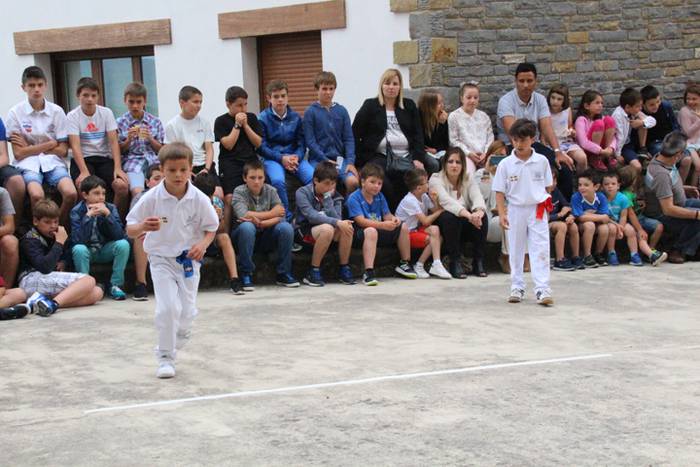 Jaietako egun handia ospatzen ari dira Asteasun 45 1467203783077