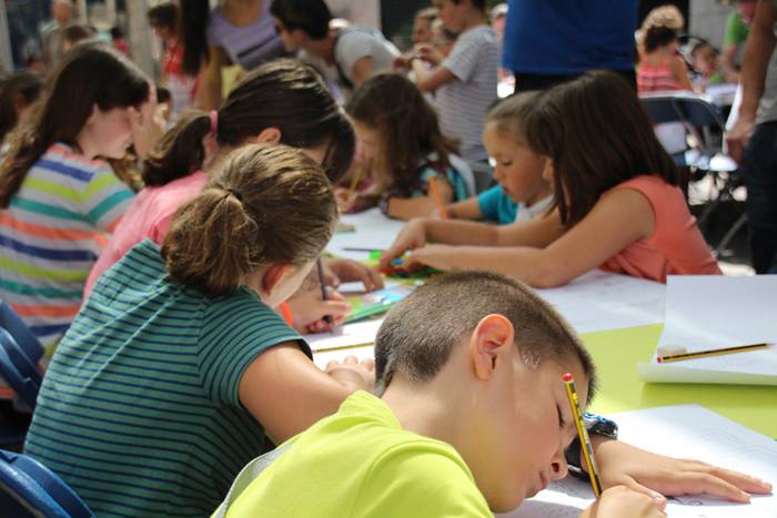 Haurrak beren dohaiak erakusten 28 1469532367056