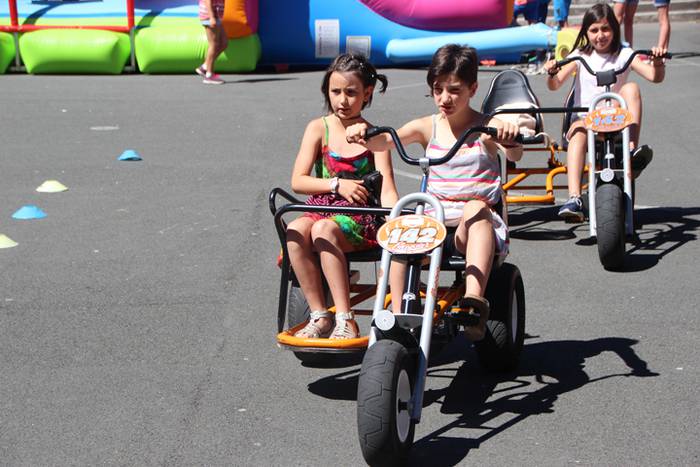 Haurrak jolasean, helduak jan eta edanean 25 1468672023745