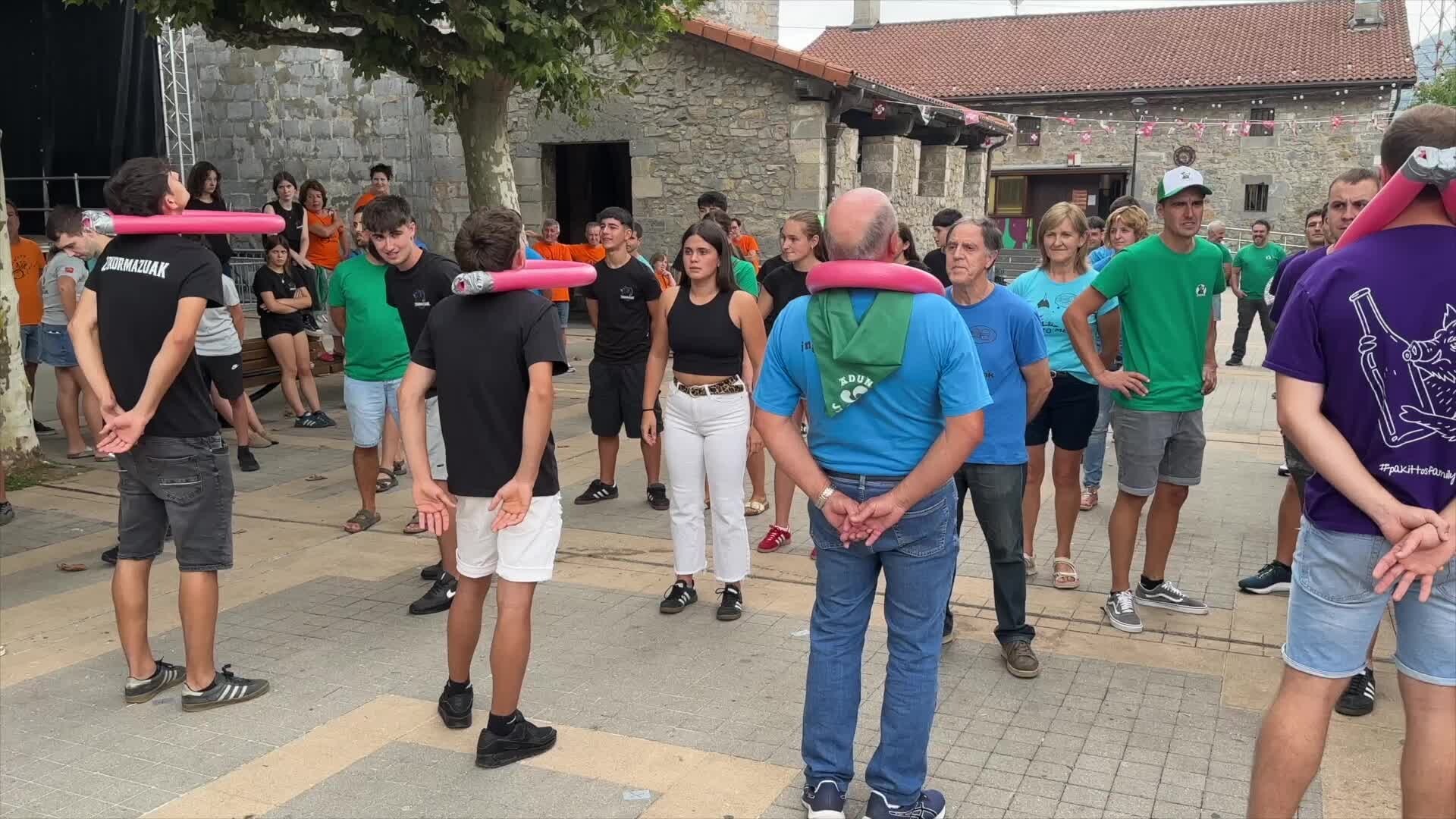 Bazkari jendetsuaren aurretik, jolasean ibili dira kuadrillak