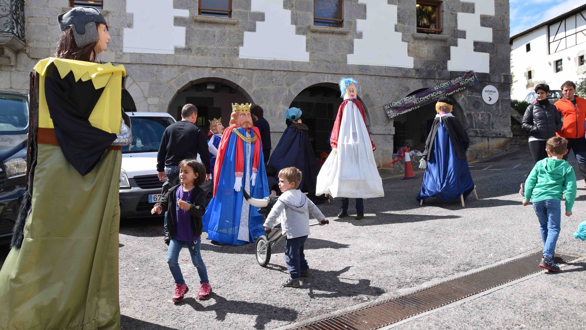 Haurrek egindako erraldoiek jarri dute festa