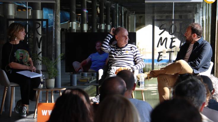 Irratiaz aritu dira, estudiotik kanpo