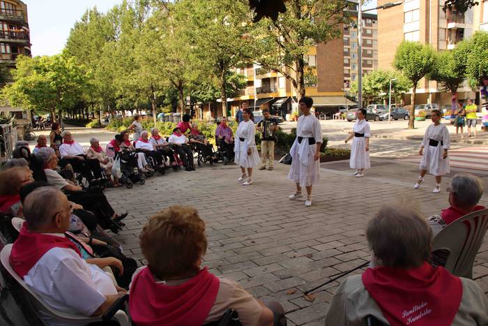 Helduenei dantza eginez hasi 6 1564057631602