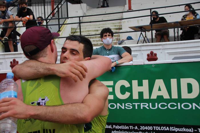 Izetatarrek jantzi dute txap 90 1624130543831