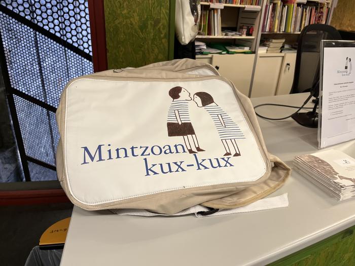 Mintzoan kux-kux maletak eskuragarri Tolosako liburutegian