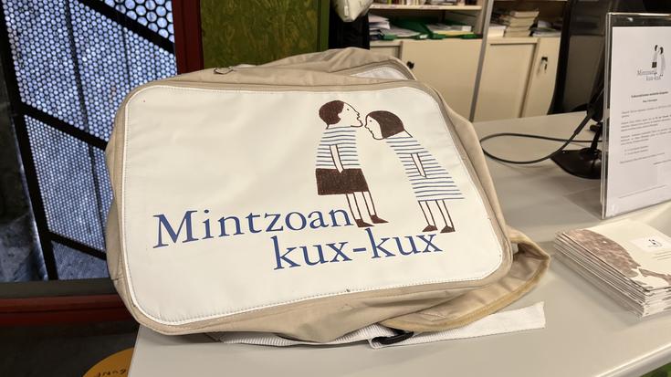 Mintzoan kux-kux maletak eskuragarri Tolosako liburutegian