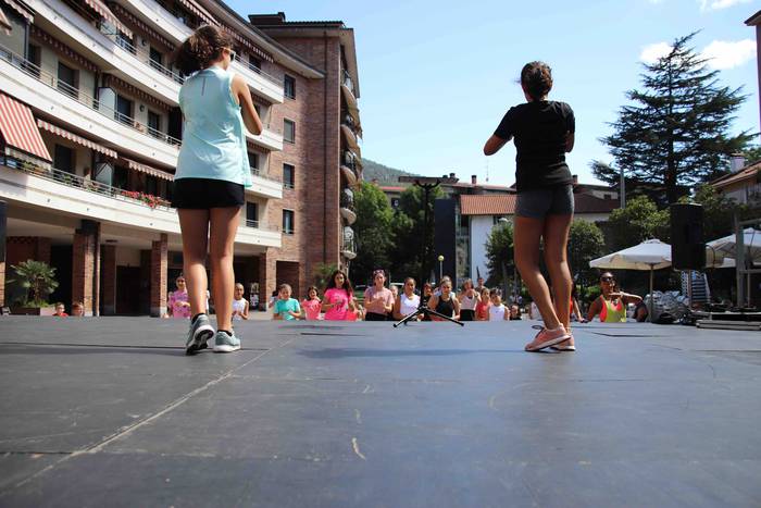 Zumba klase herrikoia Santio 10 1658941179592