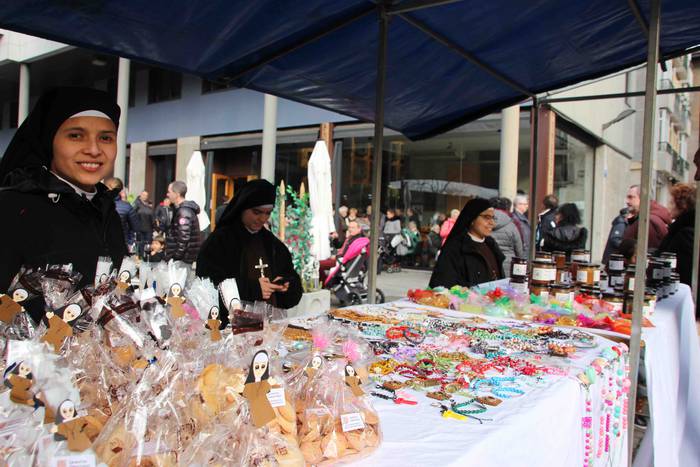 Gabonetako azokak jende asko 30 1576941761256