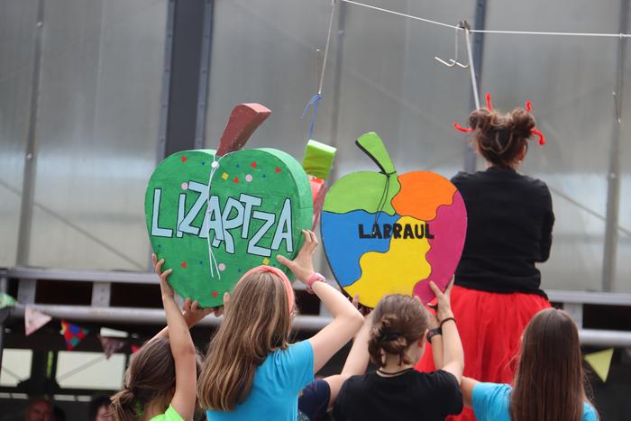 Eskola Txikien Festa jendetsua Adunan