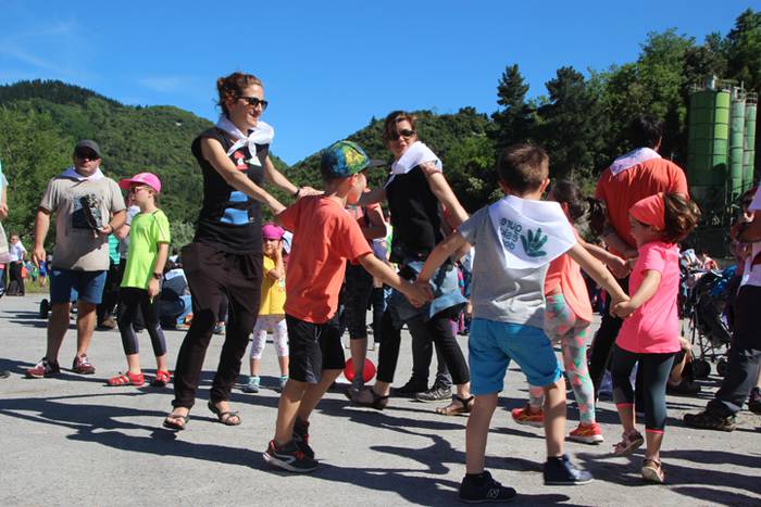 Eskuak batuta, desio bakarre 31 1528640682887