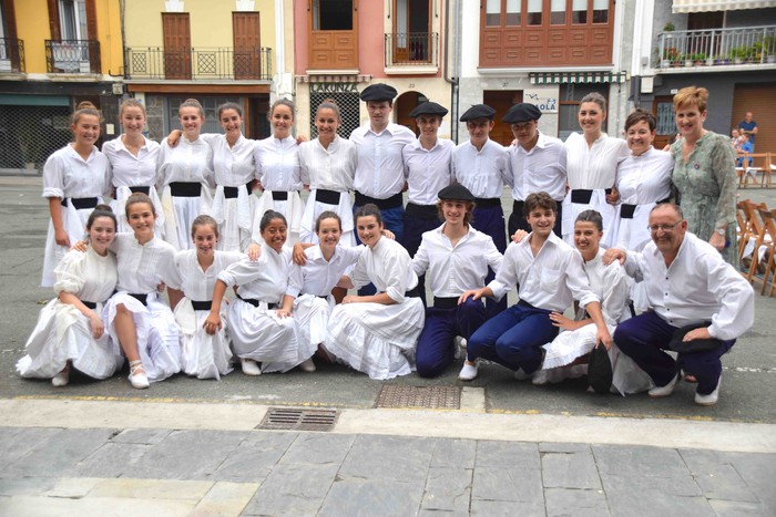 Soka dantzak jende ugari bildu du Errebote plazan - 1