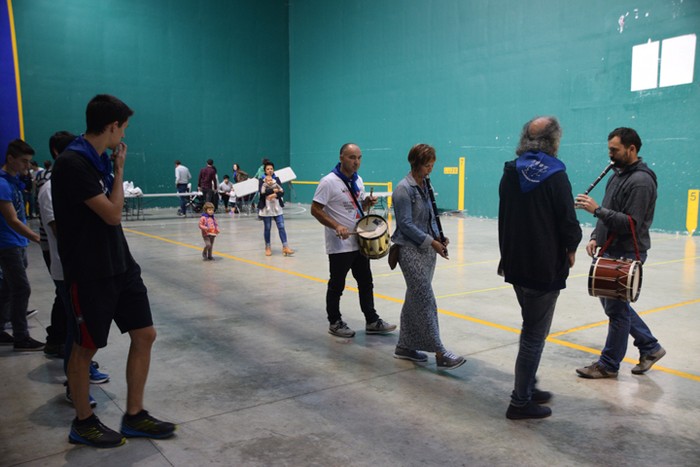 Dantzaren sokak lotuta - 1