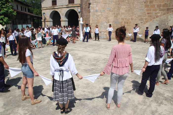 Emakumeak dantzari, lehenengo aldiz soka dantzan - 37