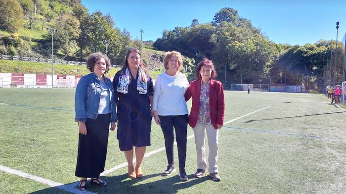 Alegiako obrak bisitatu ditu Marta Pastor aldundiko kirol zuzendari nagusiak