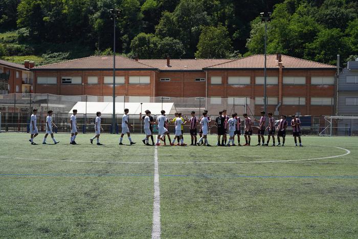 Futbol zelaian zein kanpoan arduraz jokatzeko eskatu dute