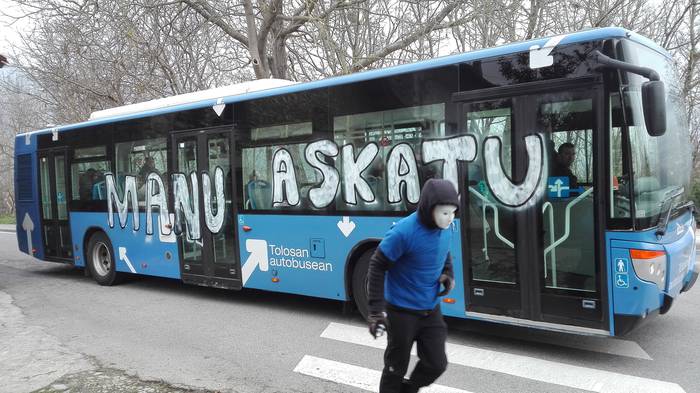 Azkarateren atxiloketa «itzalpetik ateratzeko» ekintza egin dute