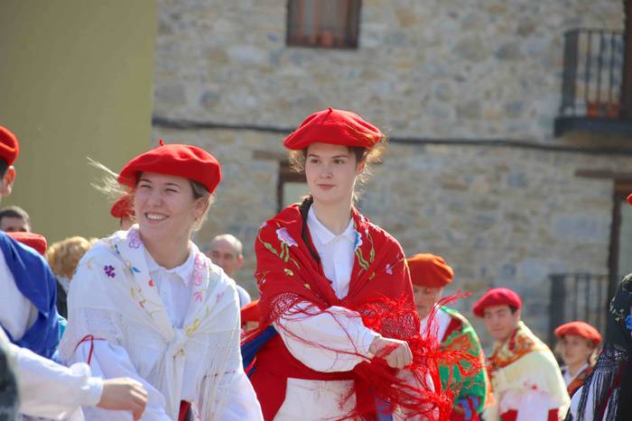 Dantzatzen duen herria 38 1581859458315