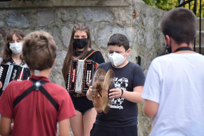 Festari itxura ematen, musik 9 1627663333309