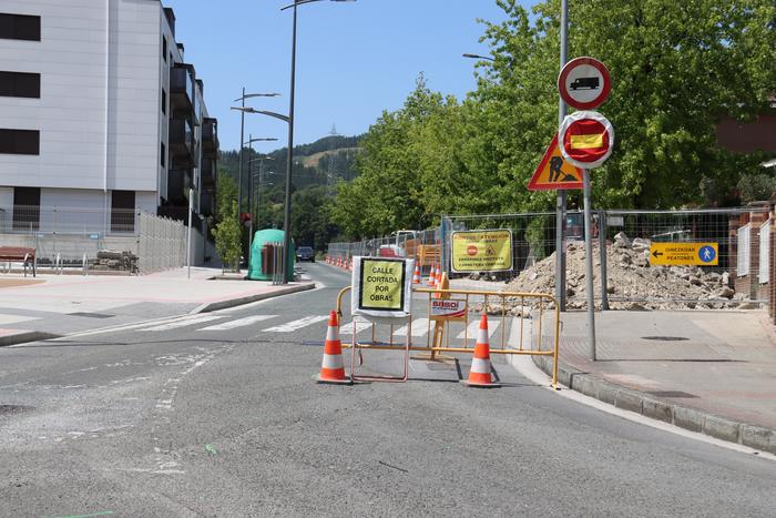Iurramendi pasealekua berritzen eta bidegorria egiten ari dira