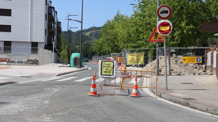 Iurramendi pasealekua berritzen eta bidegorria egiten ari dira