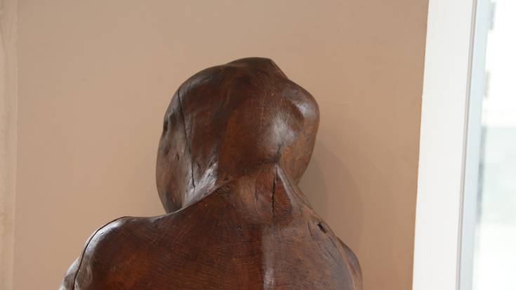 Bi eskultura, torturaren gordintasuna erakusteko