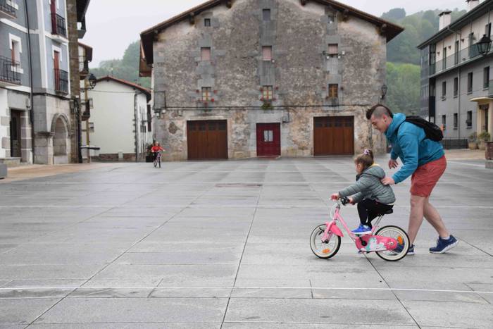 Haurrak kalera atera dira 6 1587900339615