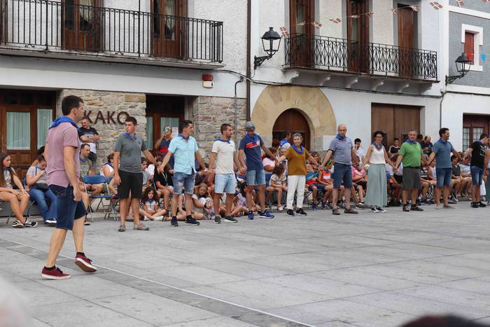 Dantza sokara batu dira emak 37 1660153183276