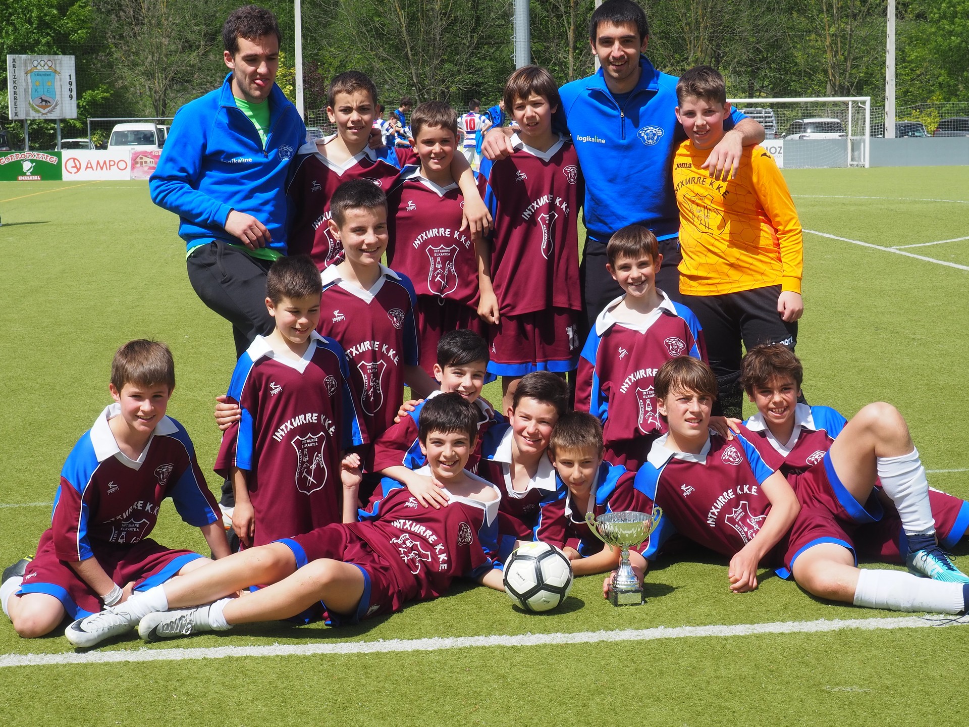 Intxurre Futbol Taldeak beste urte batez Idiazabalgo infantilen torneoa irabazi du