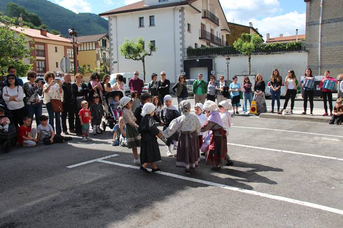 Haurrek alaitu dituzte kalea 53 1494678071314