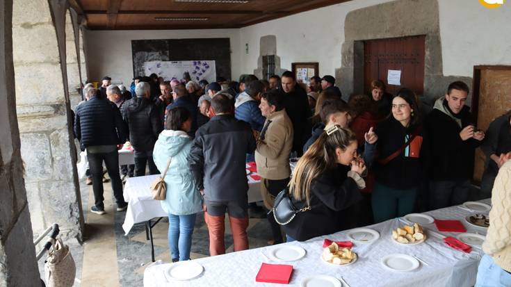 Mahaiaren bueltan elkartu dira