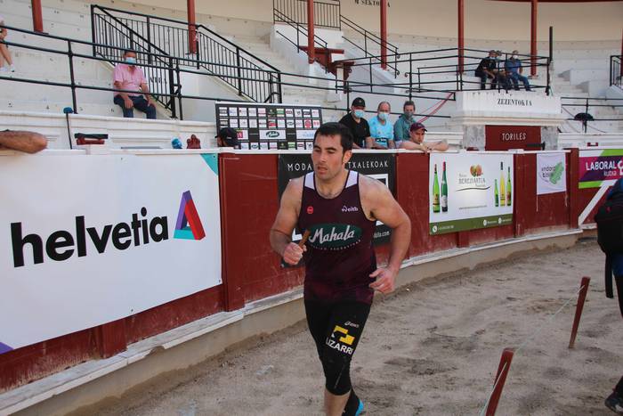 Izetatarrek jantzi dute txap 35 1624130524141