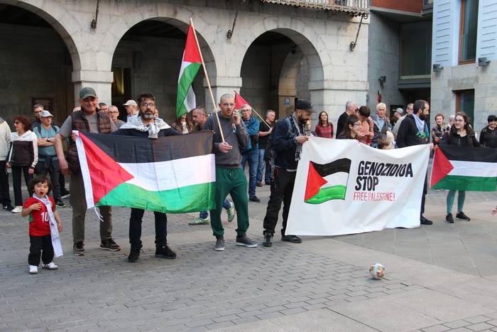 Palestinaren alde kalera atera dira