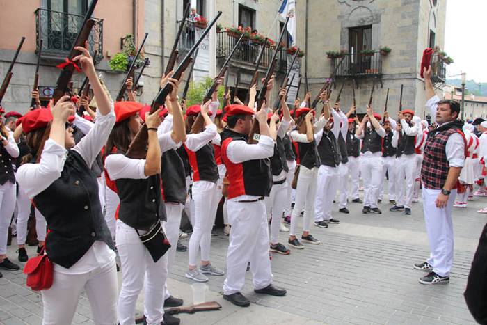 Santuek eta dantzariek poztu 120 1498312853446