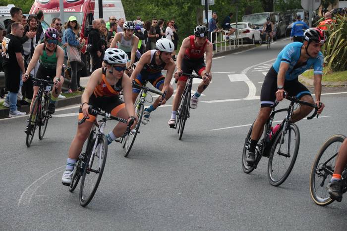 Berrehun duatloilari inguru ariko dira Zizurkilen lehian