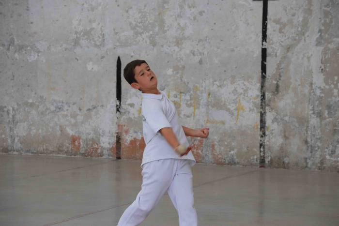 Zuriz jantzi zen Berrobiko f 10 1567409249774